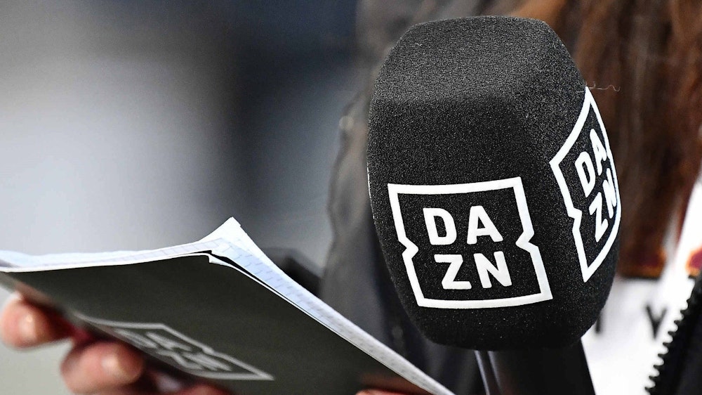 Ein Mikrofon und Moderationskarten bei einer Bundesliga-Übertragung bei DAZN