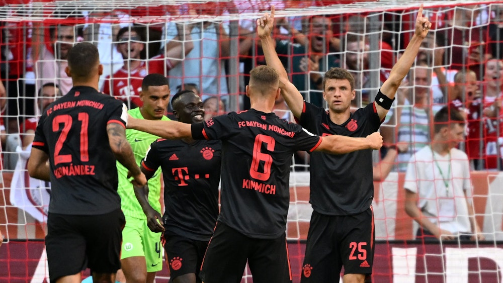 Der FC Bayern jubelt gegen den VfL Wolfsburg über den zweiten Saisonsieg im zweiten Bundesliga-Spiel.