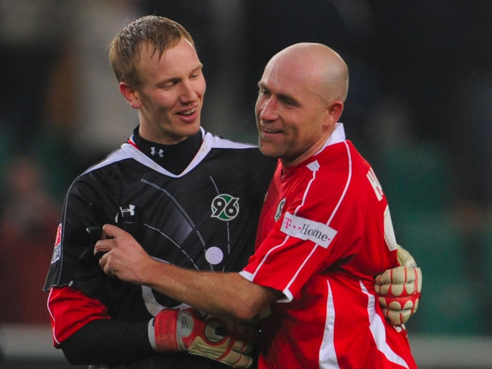 Jan Rosenthal, im Torwarttrikot von Hannover 96, wird von Jiri Stajner umarmt.