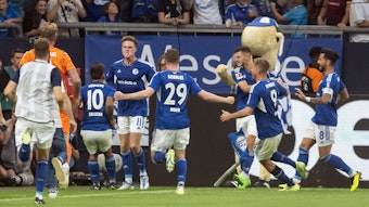 Schalkes Spieler jubeln über das 2:2 durch Marius Bülter.