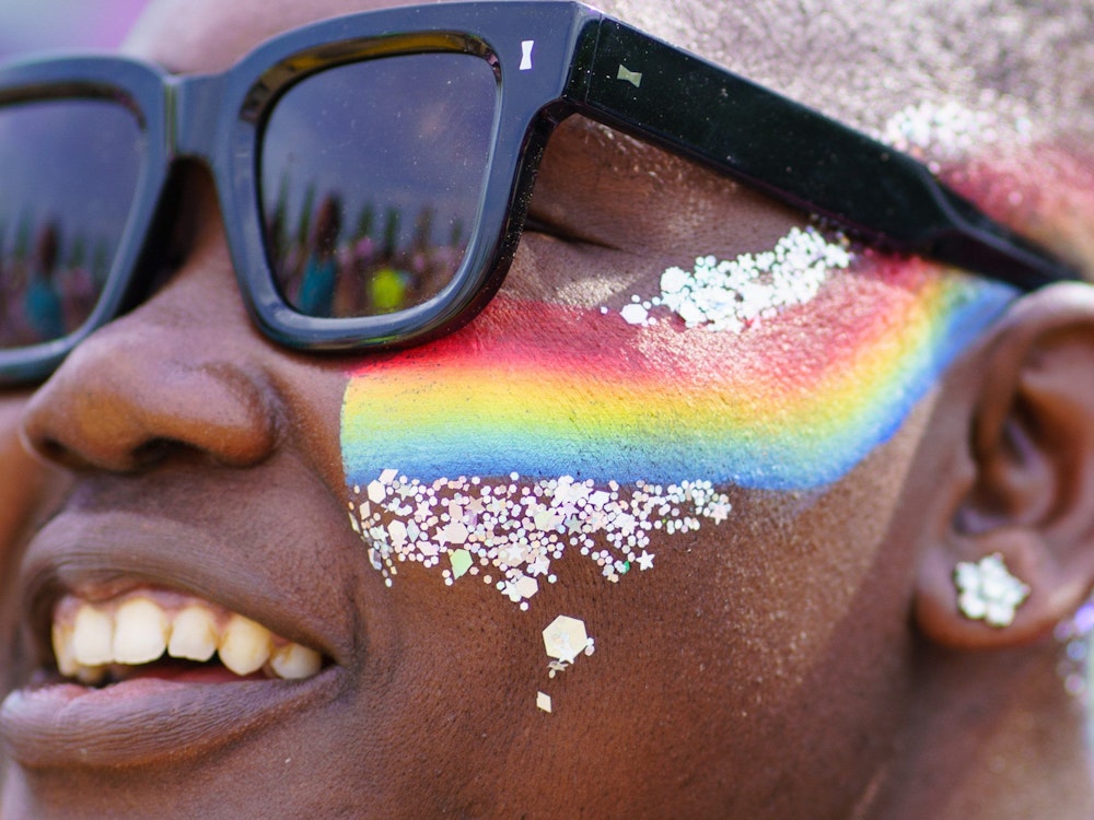 Sonntag, 14. August: Eine Pride-Besucherin lächelt während der UK Black Pride. Die UK Black Pride ist Europas größte Pride-Feier für LGBTQI+ Menschen afrikanischer, asiatischer, karibischer, lateinamerikanischer und nahöstlicher Abstammung und findet im Queen Elizabeth Olympic Park in Stratford statt.