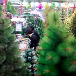 Rund zwei Drittel der Weihnachts-Deko weltweit wird im chinesischen Yiwu produziert, unser Archivbild (2011) zeigt den riesigen Komplex Yiwu International Trade City, in der mit verschiedensten Waren gehandelt wird, wie hier mit Plasik-Weihnachtsbäumen.