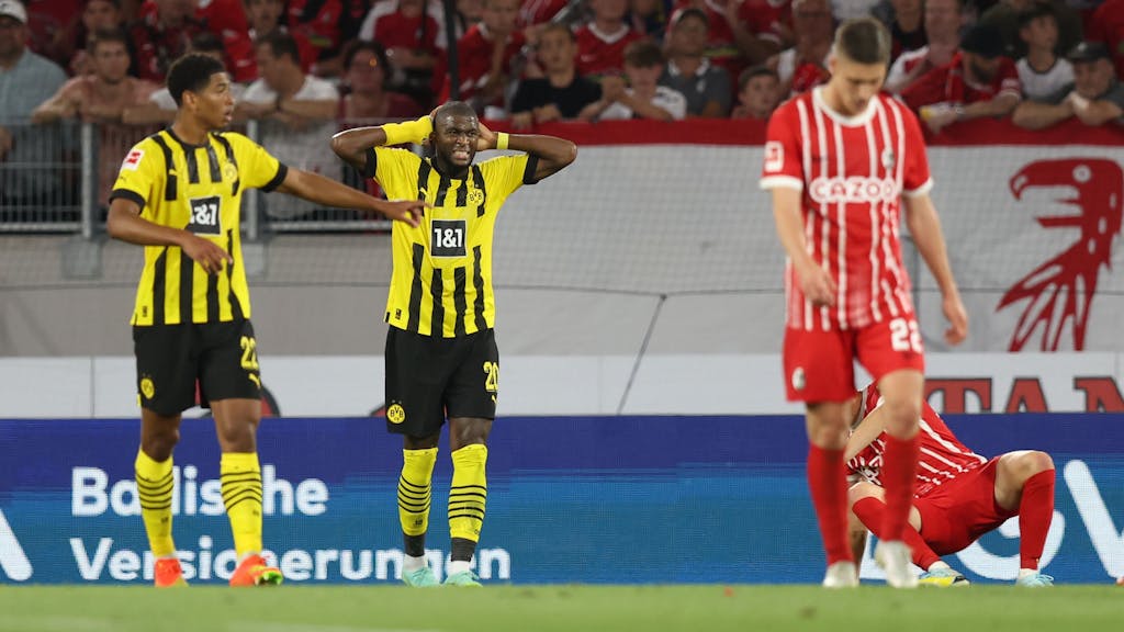 Anthony Modeste von Borussia Dortmund ärgert sich und schlägt die Hände über dem Kopf zusammen.