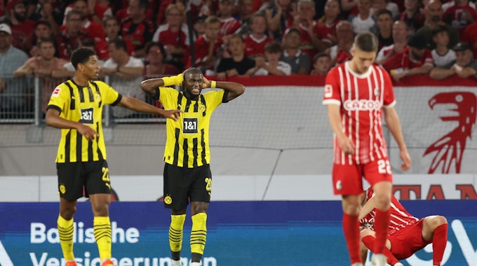 Anthony Modeste von Borussia Dortmund ärgert sich und schlägt die Hände über dem Kopf zusammen.