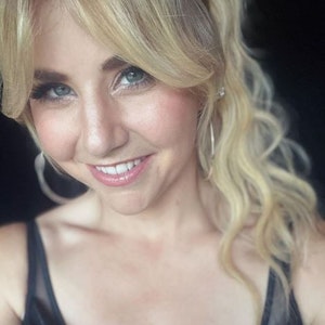 Beatrice Egli lächelt auf einem Instagram-Selfie