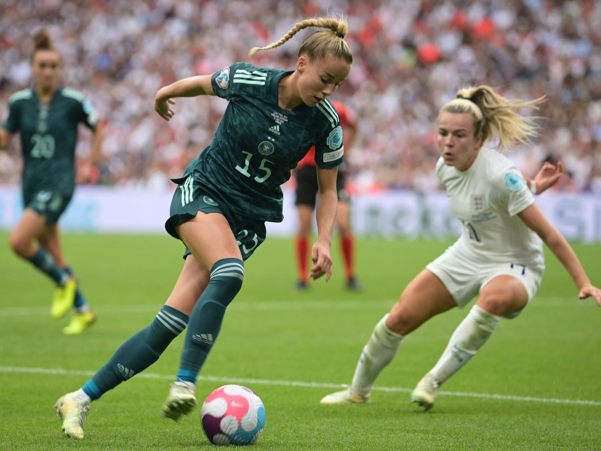 DFB-Star Giulia Gwinn (l.) beim Spiel gegen England in Aktion mit Ball.