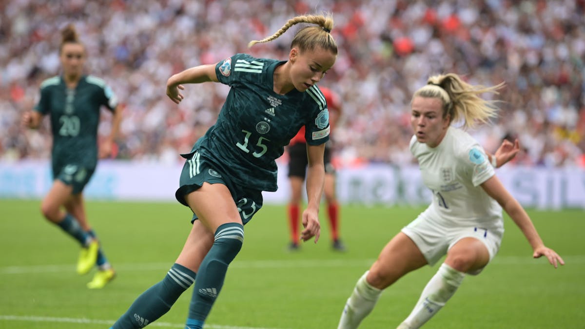 Deutschlands Giulia Gwinn führt im EM-Finale gegen England am 31. Juli 2022 den Ball eng am Fuß.