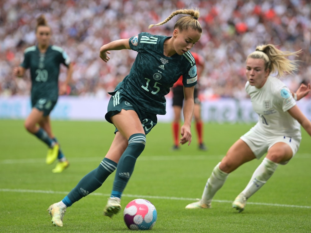 Deutschlands Giulia Gwinn führt im EM-Finale gegen England am 31. Juli 2022 den Ball eng am Fuß.