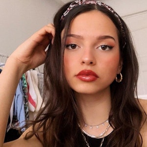 Nina Chuba, hier auf einem Instagram-Selfie vom Mai 2021, ist eine deutsche Sängerin und Schauspielerin.