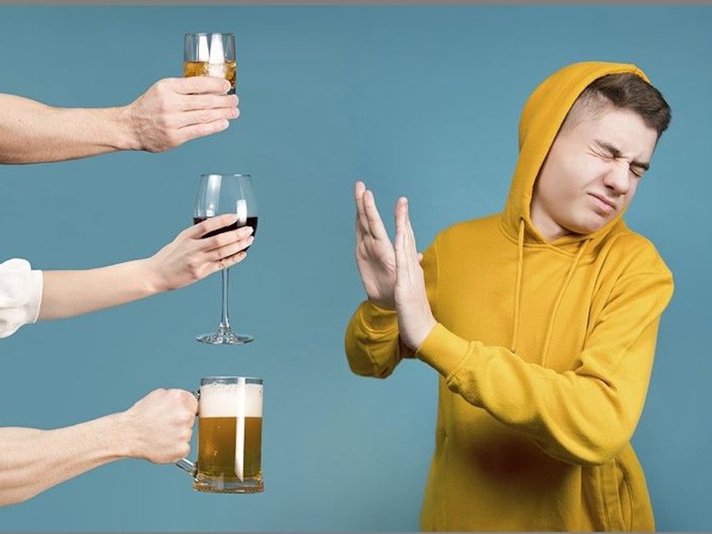Ein junger Mann lehnt angebotenen Alkohol (undatiertes Symbolfoto) ab.