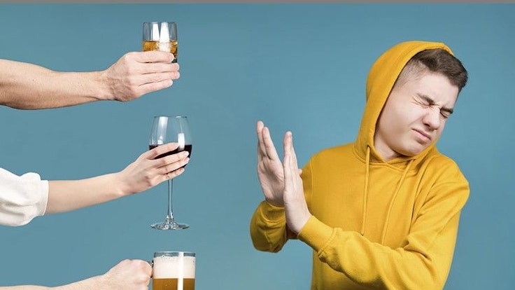 Ein junger Mann lehnt angebotenen Alkohol (undatiertes Symbolfoto) ab.