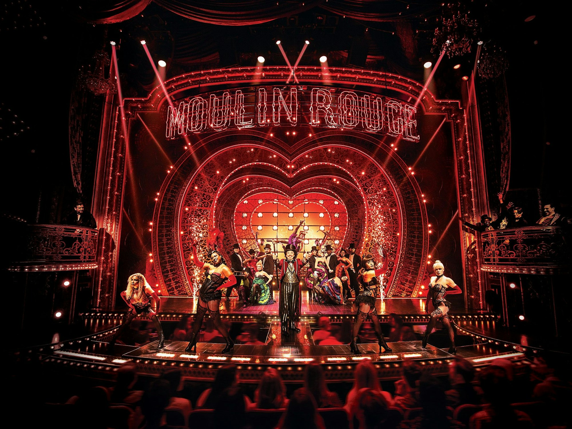Die Bühne im Piccadilly Theatre in London während des Musicals „Moulin Rouge“.