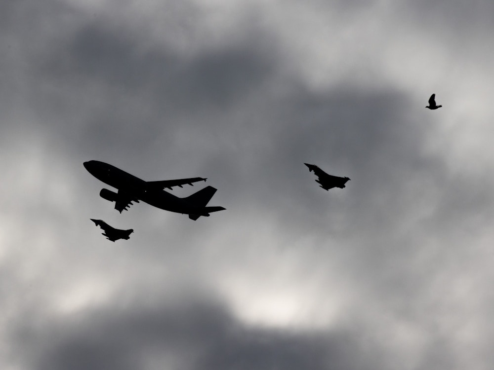 Ein Vogel fliegt neben zwei Eurofightern und einer Transportmaschine des Taktischen Luftwaffengeschwaders 31 „Boelcke“ vom Fliegerhorst Nörvenich.
