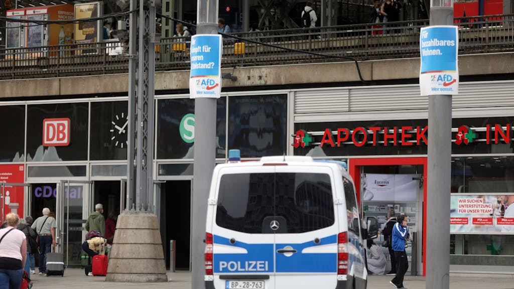 Ein Wagen der Bundespolizei steht vor dem Kölner Hauptbahnhof am Breslauer Platz.