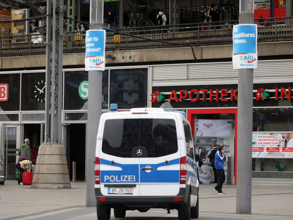 Ein Wagen der Bundespolizei steht vor dem Kölner Hauptbahnhof am Breslauer Platz.
