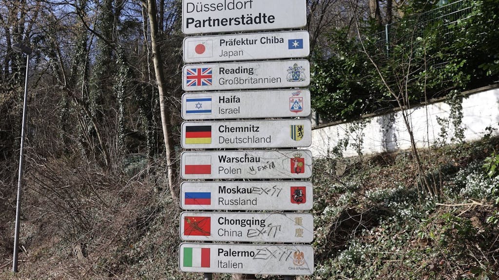 Ein Schild, das Partnerschaften mit anderen Städten anzeigt, steht in Düsseldorf. Auch Moskau ist aufgelistet.&nbsp;