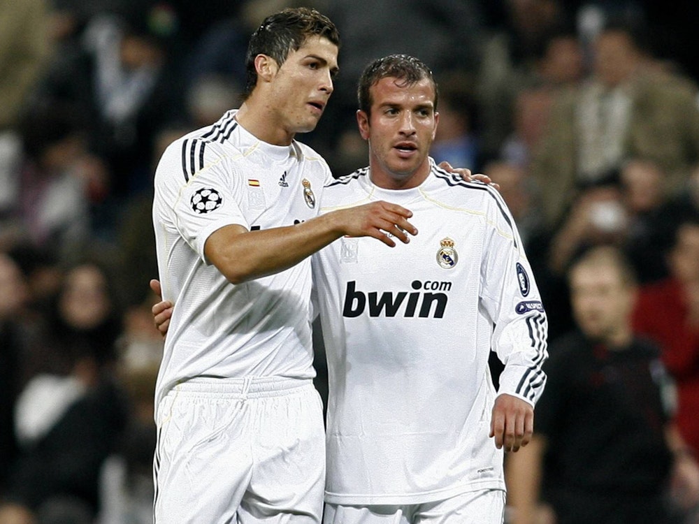 Cristiano Ronaldo nimmt seinen Real-Madrid-Kollegen Rafael van der Vaart in den Arm.