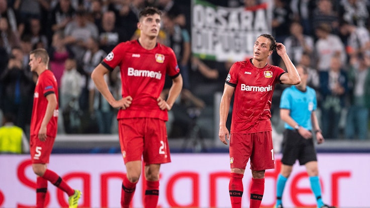 Kai Havertz und Julian Baumgartlinger wirken nach einen Gegentor gegen Juventus Turin unzufrieden.