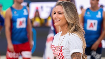 Beach Volleyball: Europameisterschaft, Männer, Finale, Italien - Norwegen: Sophia Thomalla, Schauspielerin, Model und Fernsehmoderatorin aus Deutschland, lächelt bei der Medaillenzeremonie nach dem Finalspiel.