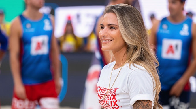 Beach Volleyball: Europameisterschaft, Männer, Finale, Italien - Norwegen: Sophia Thomalla, Schauspielerin, Model und Fernsehmoderatorin aus Deutschland, lächelt bei der Medaillenzeremonie nach dem Finalspiel.