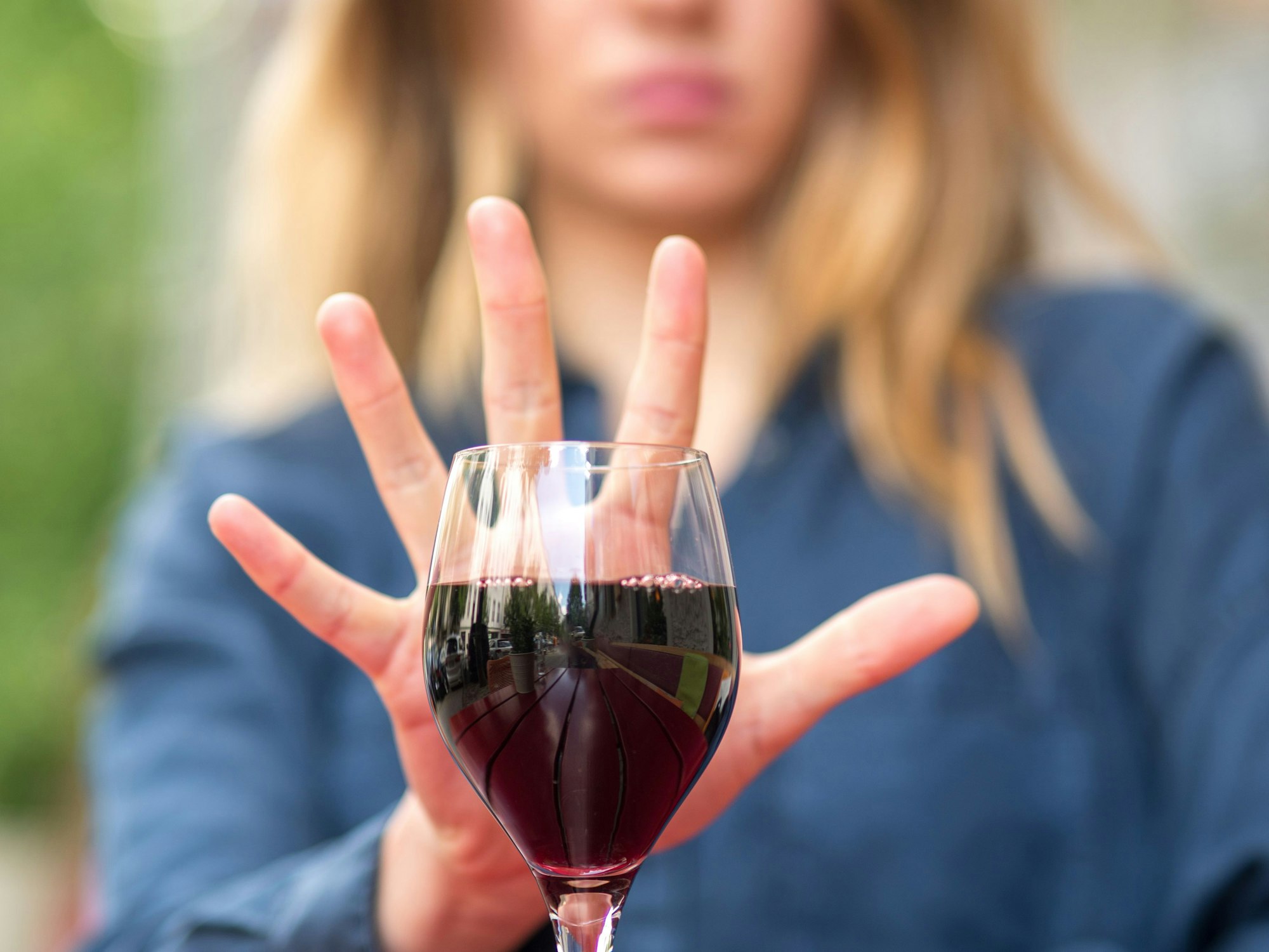 Undatiertes Symbolfoto: Junge Frau lehnt Alkohol ab