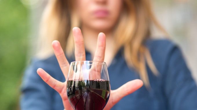 Undatiertes Symbolfoto: Junge Frau lehnt Alkohol ab