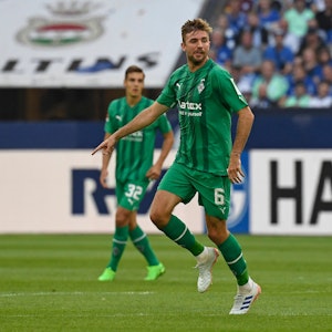 Nach Last-Minute-Remis auf Schalke: Gladbach-Star nimmt Teamkollegen für Handspiel in Schutz: „Kommt einfach vor“