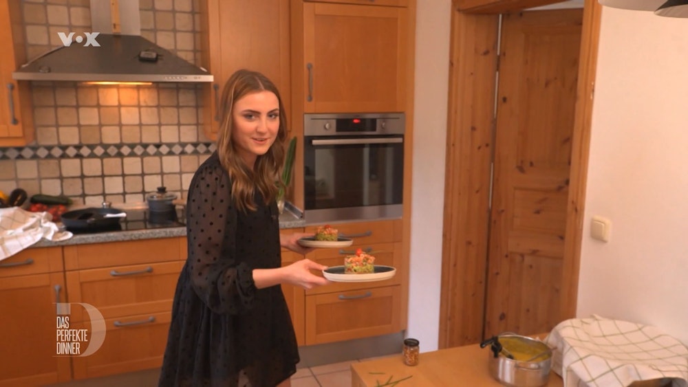 Als Vorspeise türmt Hannah Lachs-Tatar und Guacamole auf ihr selbstgebackenes Brot.