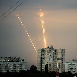 Russische Raketen, die von der russischen Region Belgorod aus auf die Ukraine abgefeuert werden, sind in der Morgendämmerung zu sehen.