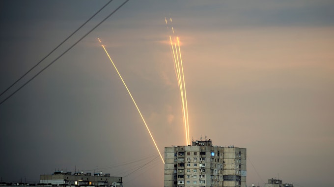 Russische Raketen, die von der russischen Region Belgorod aus auf die Ukraine abgefeuert werden, sind in der Morgendämmerung zu sehen.