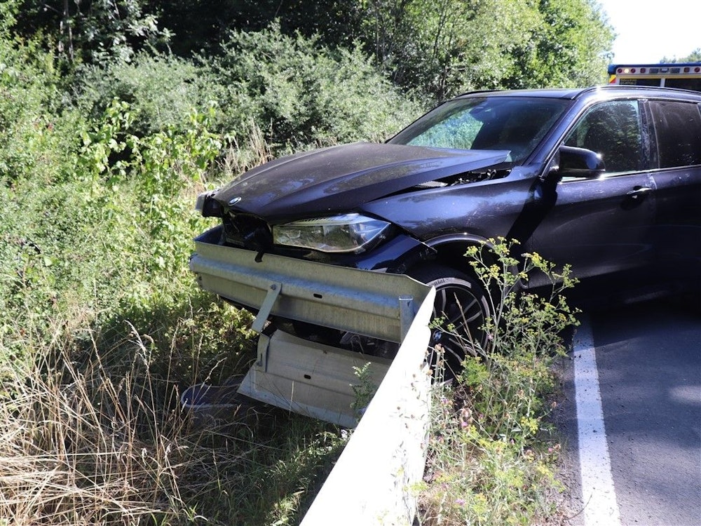 Auto nach Unfall in einer Leitplanke. Der Schaden des Unfalls in Brakel (NRW) wird auf etwa 20.000 Euro geschätzt.