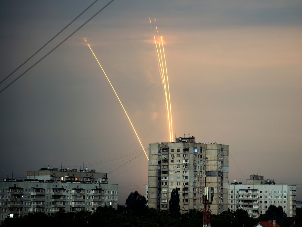 Russische Raketen, die von der russischen Region Belgorod aus auf die Ukraine abgefeuert werden, sind in der Morgendämmerung zu sehen
