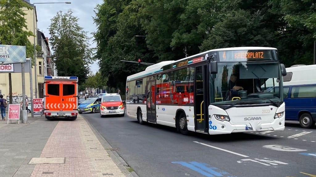 Ein Bus steht in Aachen auf der Straße. Ein zweijähriges Mädchen ist bei einem Zusammenprall schwer verletzt worden.