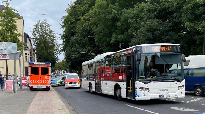 Ein Bus steht in Aachen auf der Straße. Ein zweijähriges Mädchen ist bei einem Zusammenprall schwer verletzt worden.