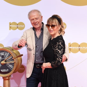 Der Regisseur Wolfgang Petersen kommt im Juni 2019 mit seiner Frau Maria zu dem Bavaria Film Festempfang über den roten Teppich im Medienstandort Geiselgasteig