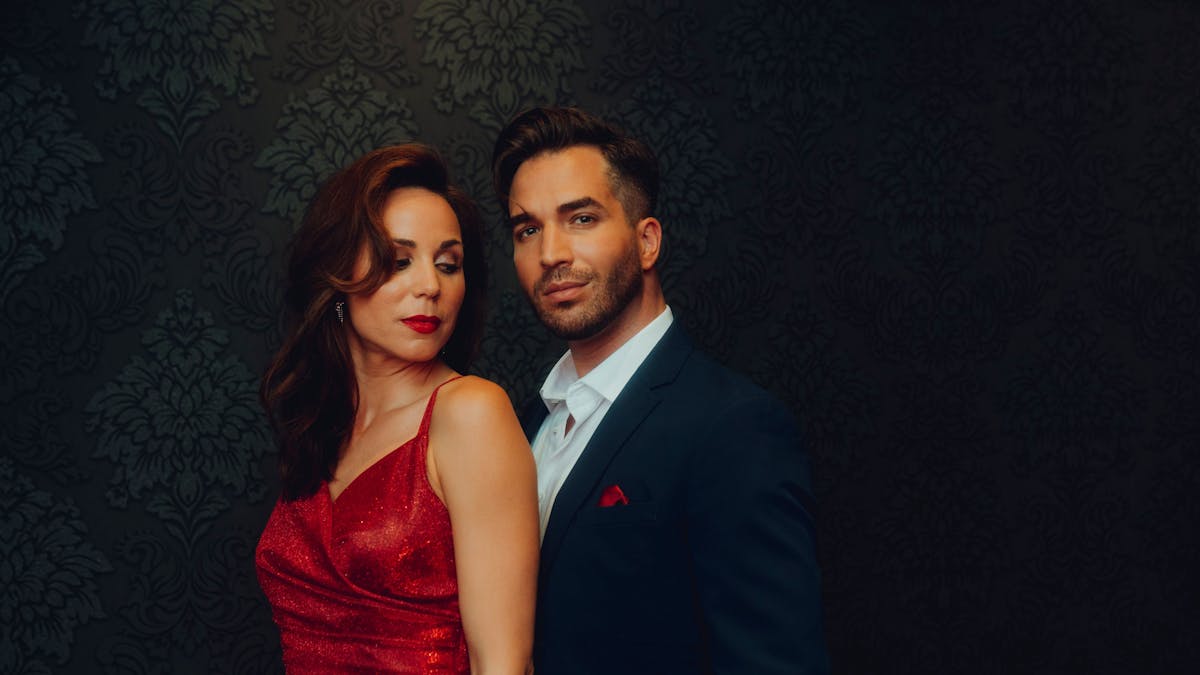Sophie Berner und Riccardo Greco posieren als neues „Moulin Rouge“-Pärchen