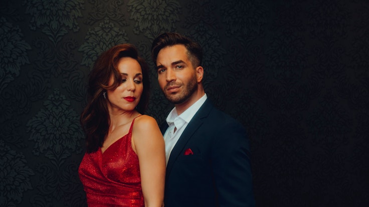 Sophie Berner und Riccardo Greco posieren als neues „Moulin Rouge“-Pärchen