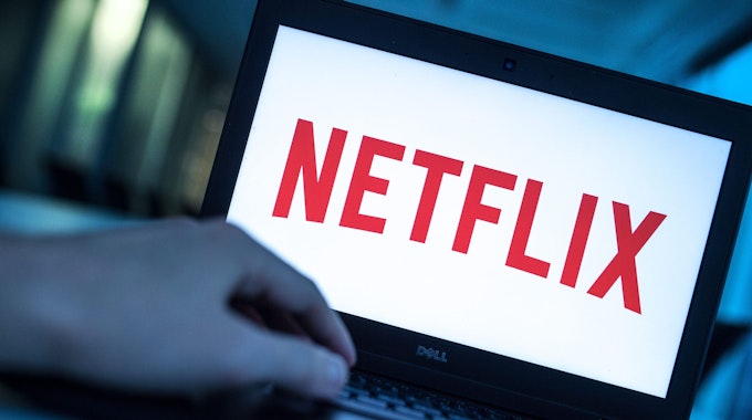 Das Logo des Video-Streamingdienstes Netflix ist auf dem Display eines Laptops zu sehen.