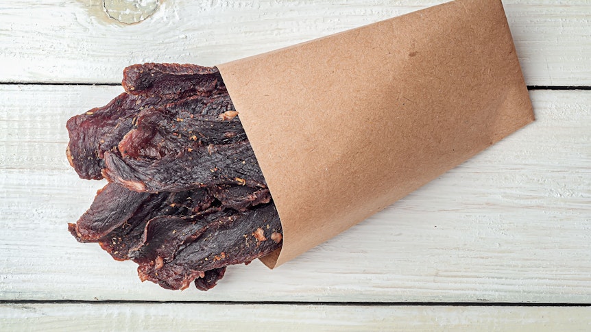 Beef Jerky in einer Papiertüte auf einem Holztisch