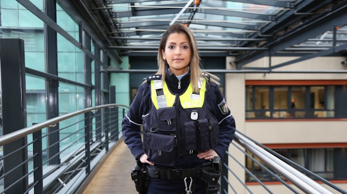 Die Polizistin Özlem Yagmur steht im Polizeipräsidium Köln.