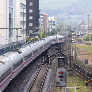 Ein ICE Inter City Express der Deutschen Bahn fährt aus dem Freiburger Hauptbahnhof in Richtung Schweiz.