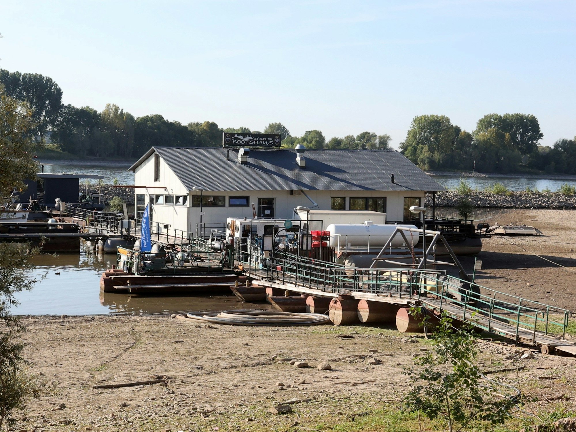Das Sürther Bootshaus bei einem Rheinpegel von 92 cm am 10. August.
