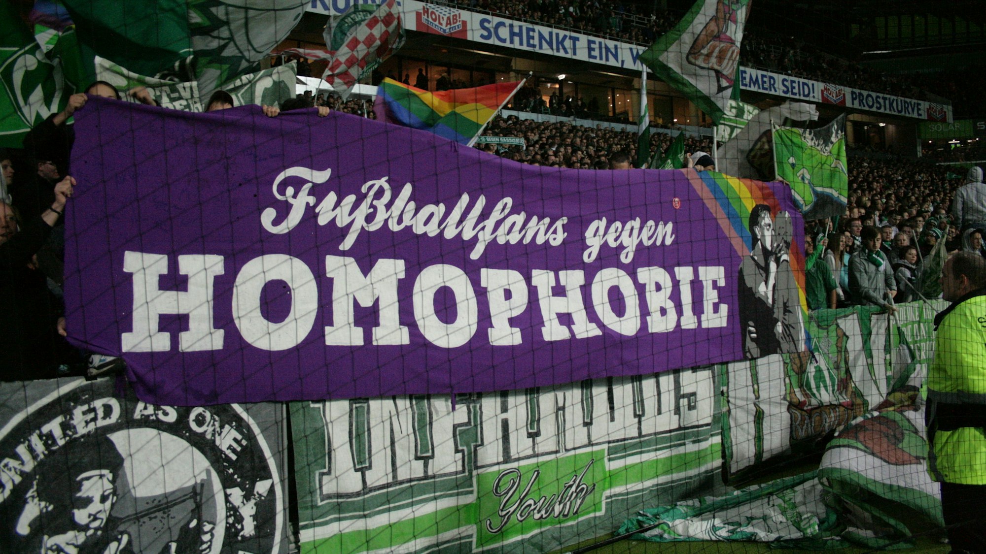 Fans halten bei der Begegnung zwischen Werder Bremen undBorussia Dortmund in Bremen ein Banner mit dem Schriftzug: „Fußballfans gegen Homophobie“ hoch.