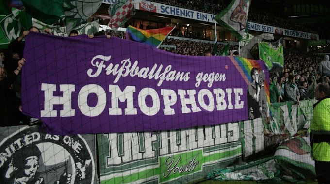 Fans halten bei der Begegnung zwischen Werder Bremen und Borussia Dortmund in Bremen ein Banner mit dem Schriftzug: „Fußballfans gegen Homophobie“ hoch.