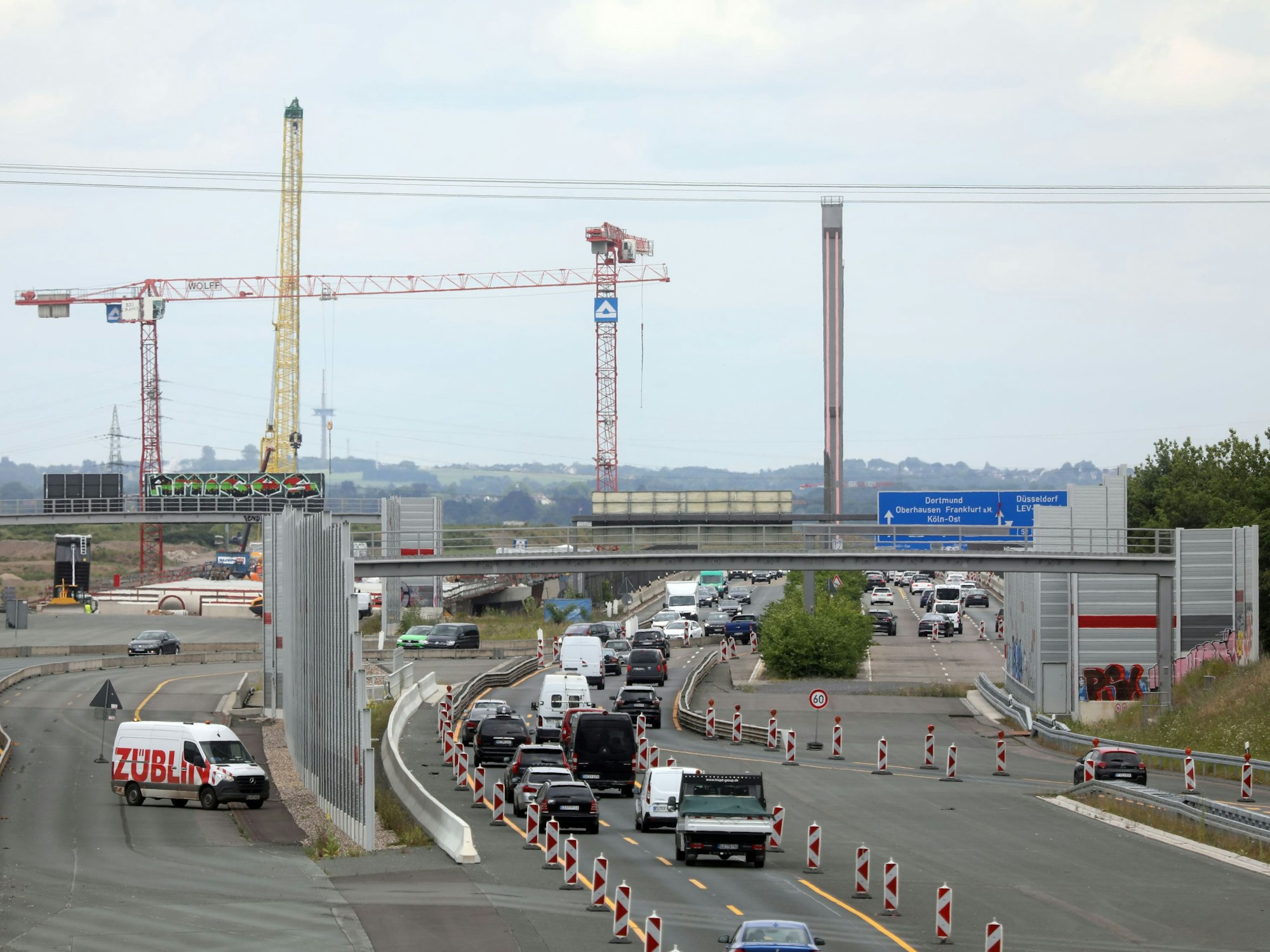 Ein Blick auf den Verkehr auf der A1 bei Leverkusen.