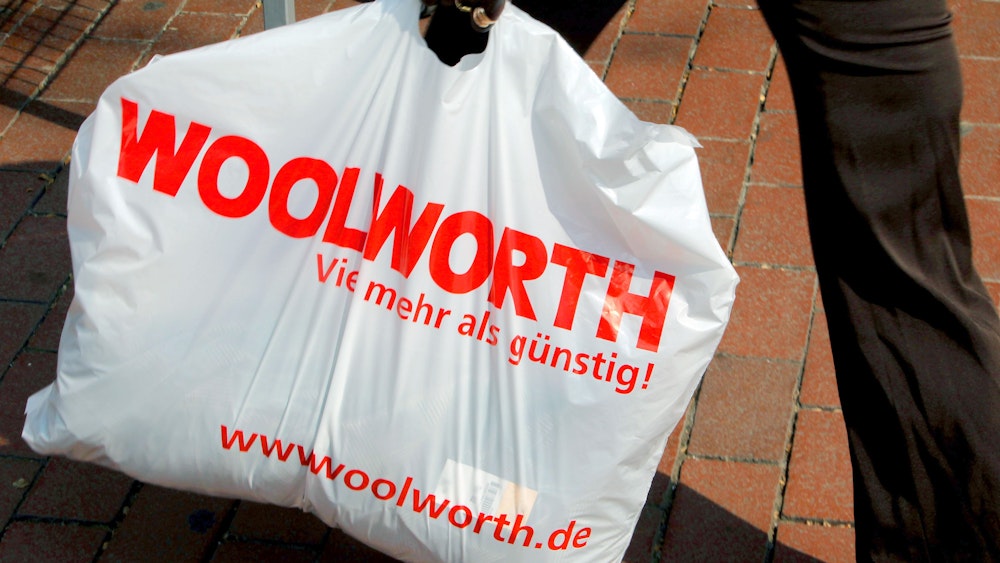 Eine Frau verlässt im April 2009 eine Woolworth-Filiale in Bonn.