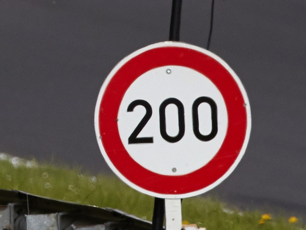 Ein Schild weist ein Tempolimit von 200 km/h auf dem Nürburgring, einer abgesperrten Rennstrecke in der Eifel, aus.