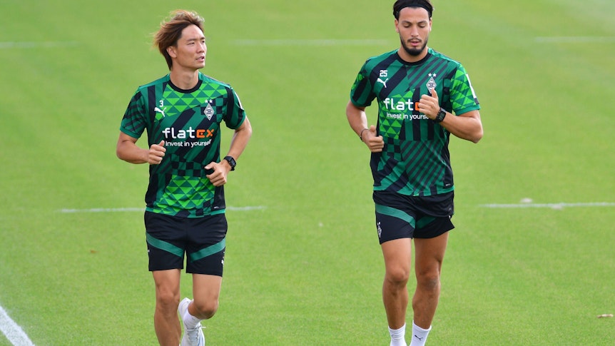 Ko Itakura (l.) und Ramy Bensebaini (r.) von Borussia Mönchengladbach absolvierten zum Auftakt in die neue Trainingswoche am 16. August 2022 nur eine individuelle Einheit.