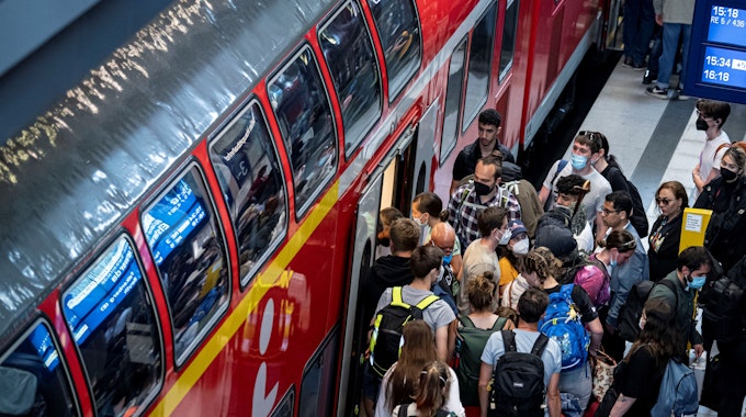Fahrgäste steigen in einen Regional-Express (undatiertes Foto). Der RE8 von Mönchengladbach über Köln nach Koblenz fällt für fünf Wochen aus.
