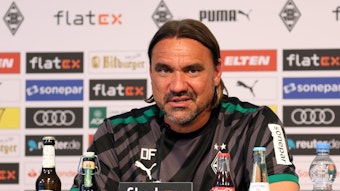 Daniel Farke, Trainer von Borussia Mönchengladbach, bei einer Pressekonferenz im Borussia-Park am 11. August 2022. Farke spricht in ein Mikrofon.